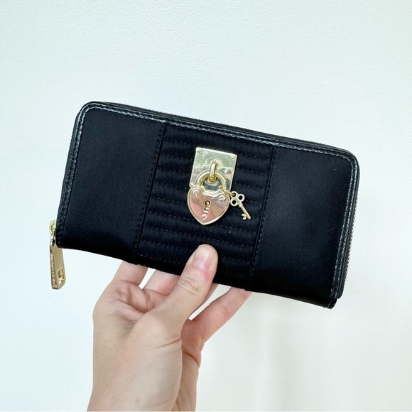 Juicy Couture Handbags - NWOT Juicy Couture Los Angeles California heart lock and key wallet